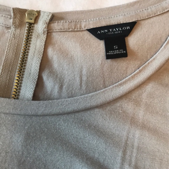 ANN TAYLOR Beige Short Sleeve Ruched Top w/ Zipper - Picture 6 of 8